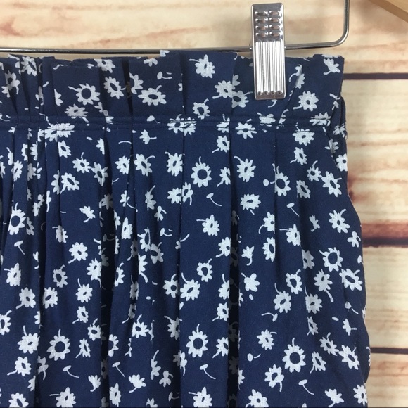 Urban Outfitters Pleated Waist Shorts Floral M - Picture 8 of 13